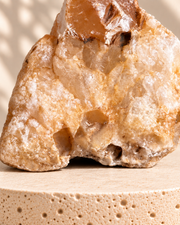 Piedra natural miel con forma escultórica