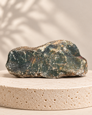 Piedra natural verde con zona rojiza