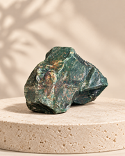 Piedra natural verde oscuro con matices rojizos