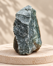 Piedra natural verde de forma triangular