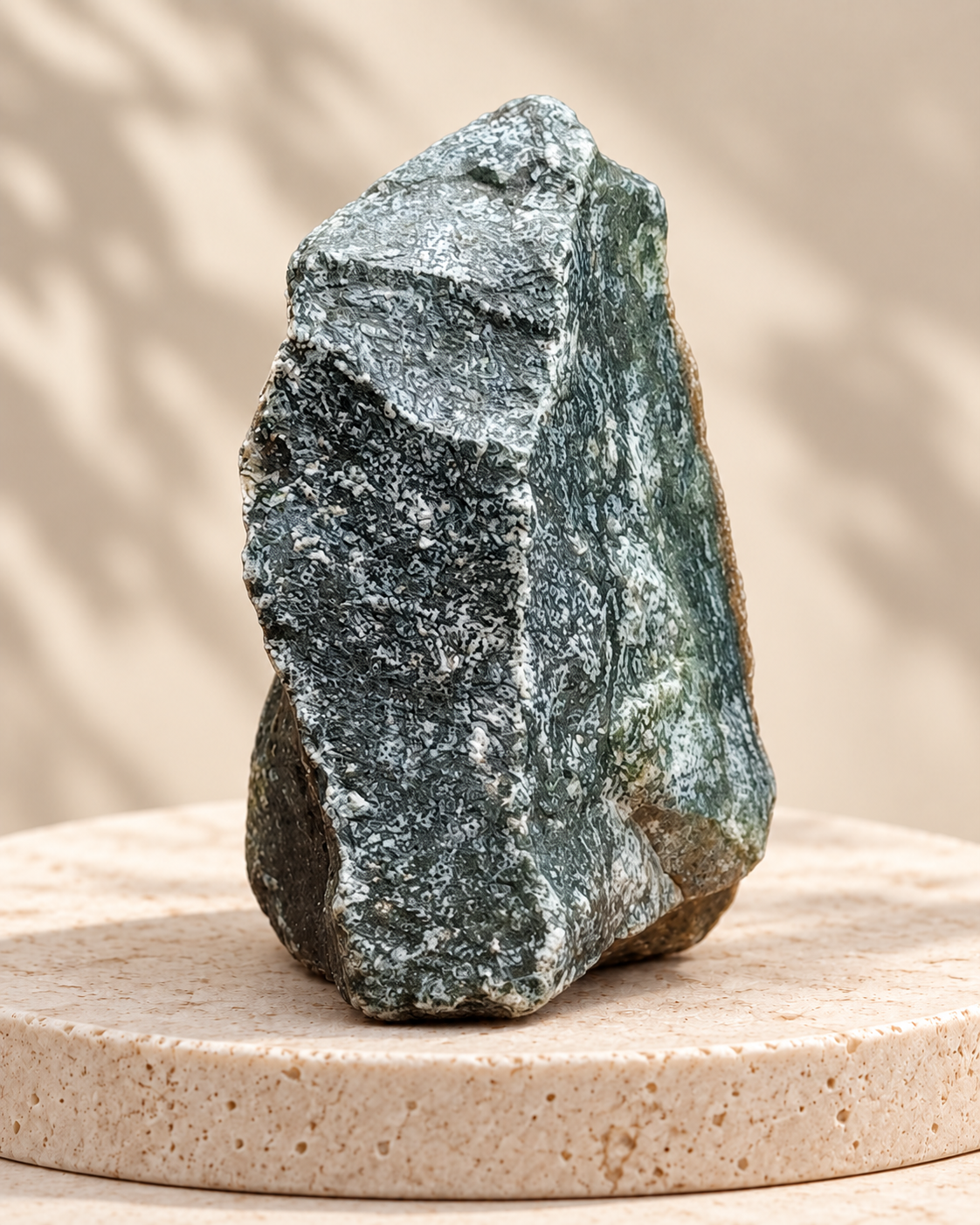 Piedra natural verde de forma triangular