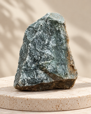 Piedra natural verde de forma triangular