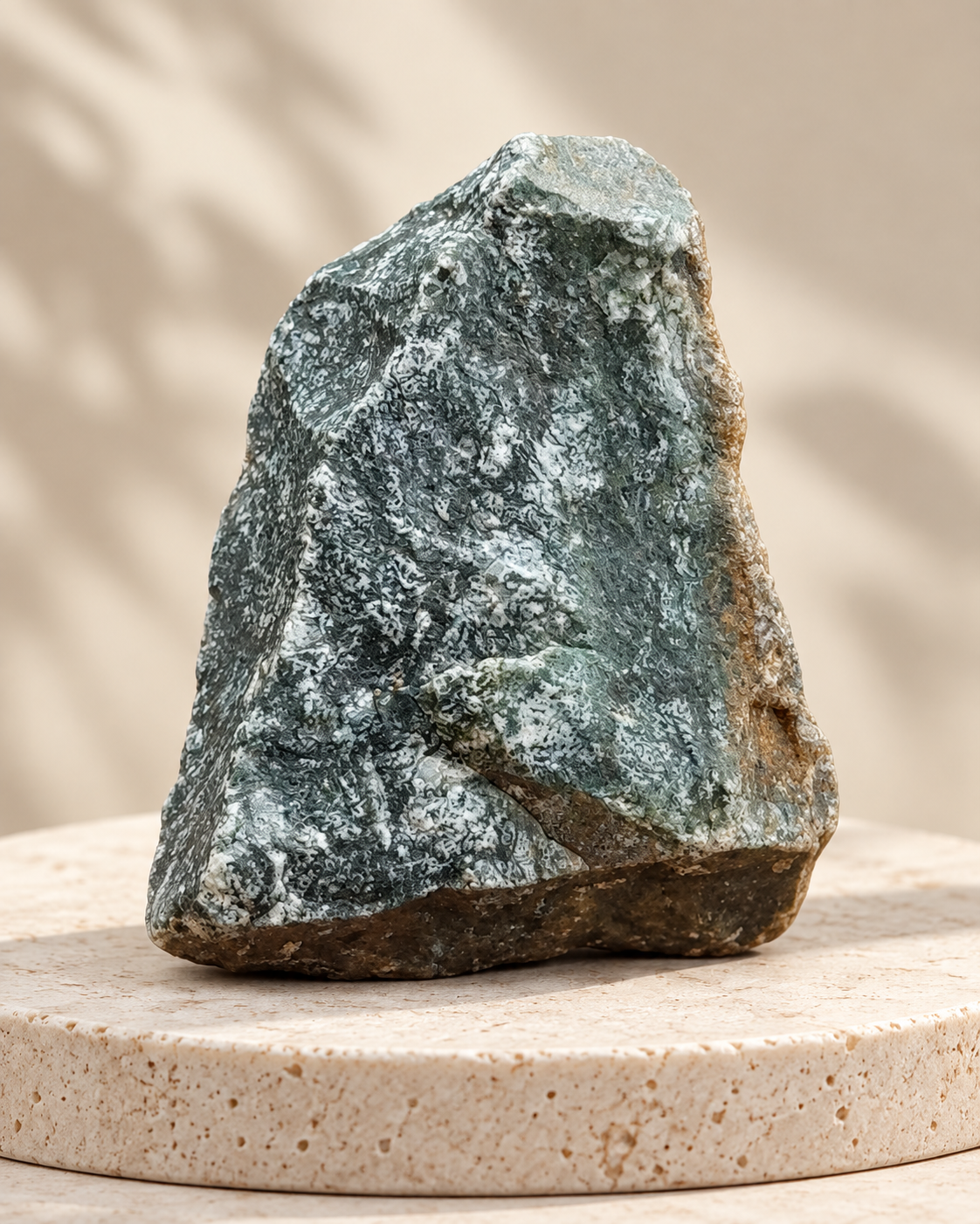Piedra natural verde de forma triangular