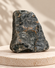 Piedra natural verde de forma triangular