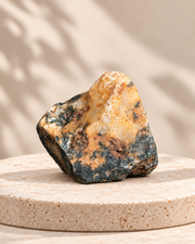 Piedra natural verde con matriz miel translúcida