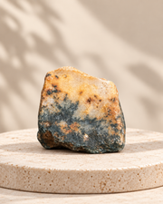 Piedra natural verde con matriz miel translúcida