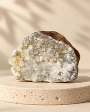 Piedra natural con cristales claros