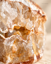 Piedra natural miel con cavidad cristalina